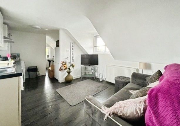 Flat 3, 136, Chesterfield Road, Surrey photo 4