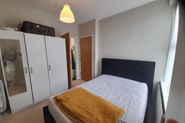 Flat to rent in Studley Road, Luton