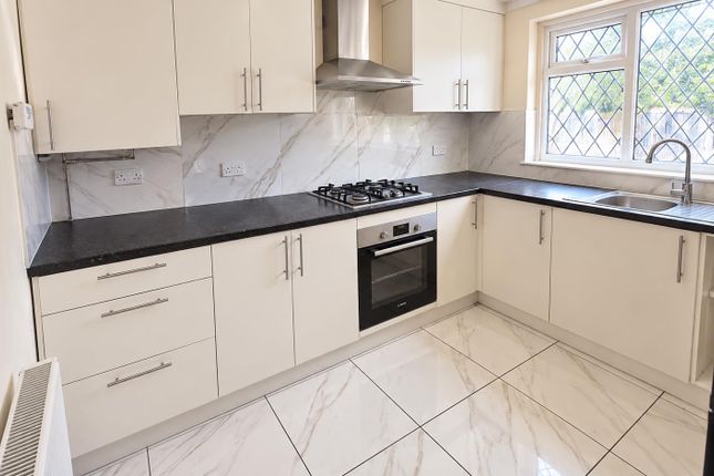 83, Pine Tree Close, Hounslow photo 3