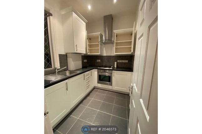 Flat to rent in Methuen Park, London