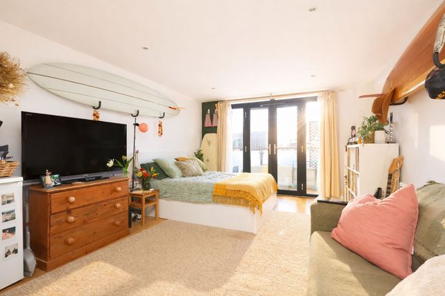 Apt 3, Surfpods 8-10 Henver Road, Newquay photo 2