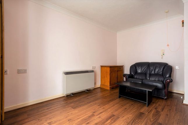 Flat for sale in Station Road, Belmont, Sutton, Surrey