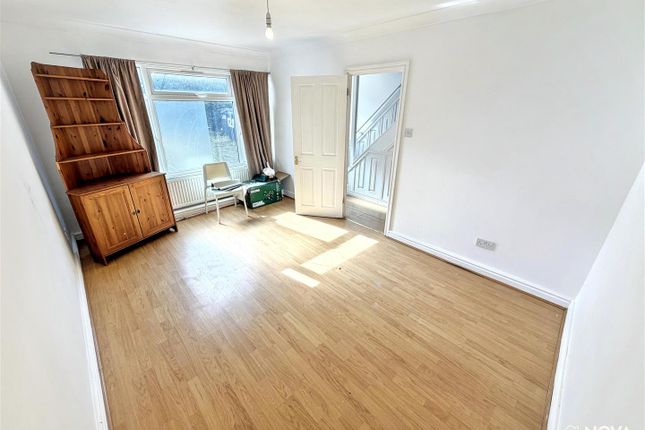 121, Hockwell Ring, Luton photo 3