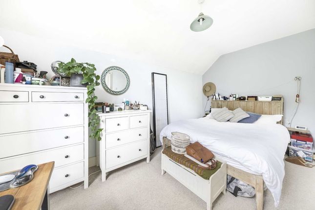 Flat for sale in Conyers Road, London