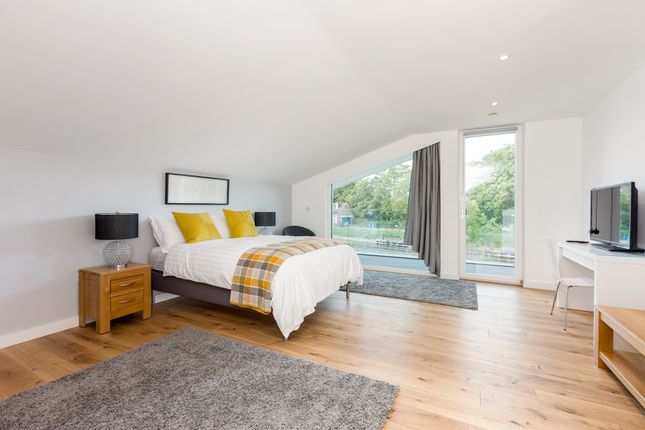 22, Ham Island, Windsor photo 4