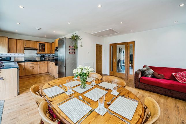 8, Mead Way, Slough photo 2