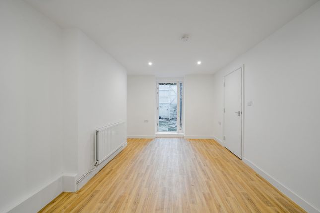 Flat 5, 18, St Stephens Gardens, London photo 2