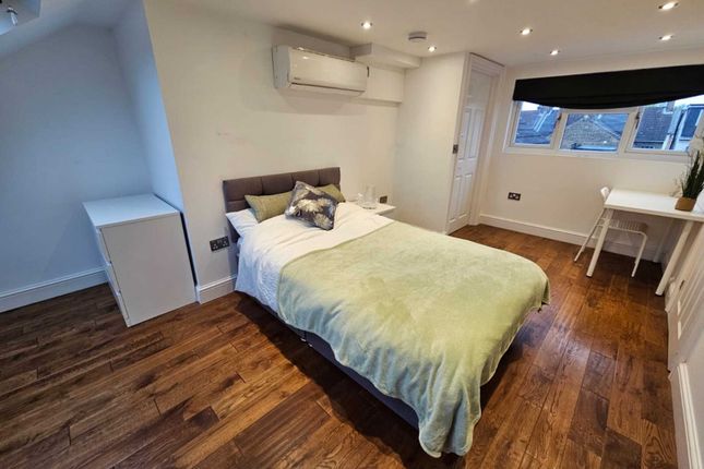 Thumbnail Room to rent in Room 6, Napier Avenue, Southend On Sea