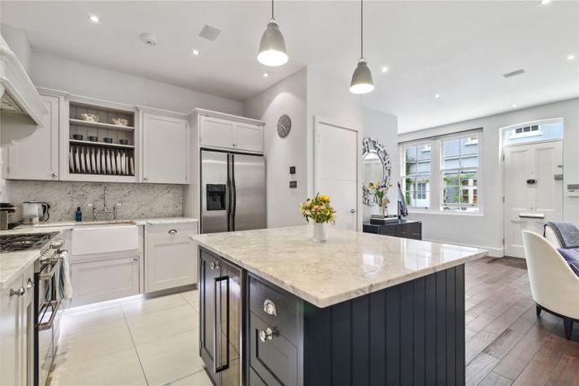 Mews house for sale in Princes Mews, London