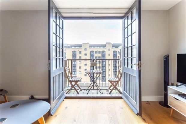 Flat to rent in Fennel Apartments, 3 Cayenne Court, London