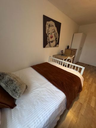 21, Blossom Close, Ealing photo 3