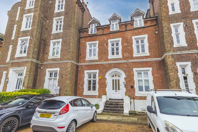 2-bed flat on Flat 3, 53, Upton Park, Slough, £150,000