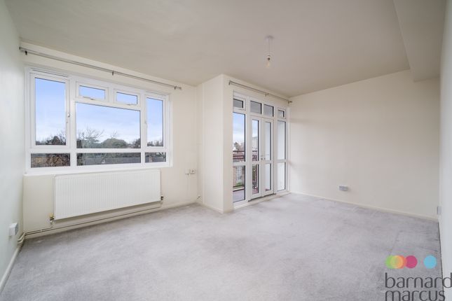 Flat to rent in Albert Drive, London