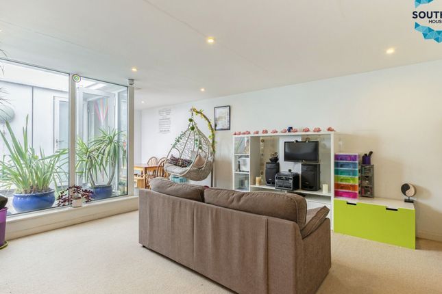 77 Axe Street, Barking photo 2