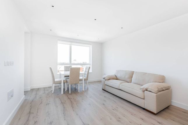 Flat to rent in Smithfield Square, High Street, Hornsey, London