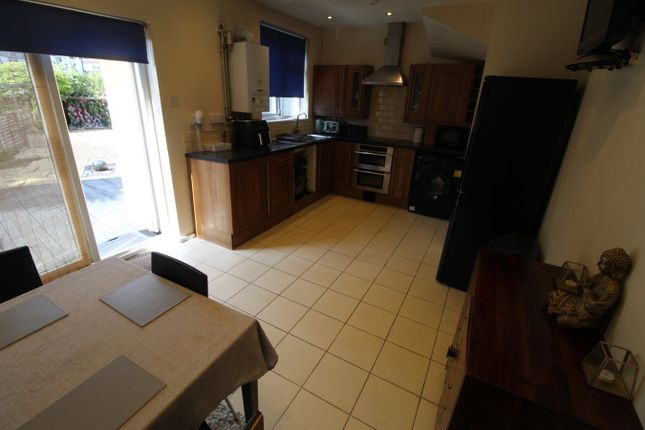 45, Constable Gardens, Edgware photo 4