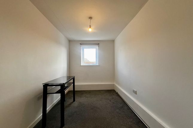 Flat to rent in The Foxgloves, Hedge End, Southampton