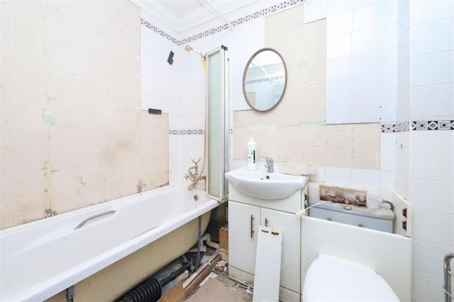 Flat for sale in Uxbridge Road, Hatch End, Pinner