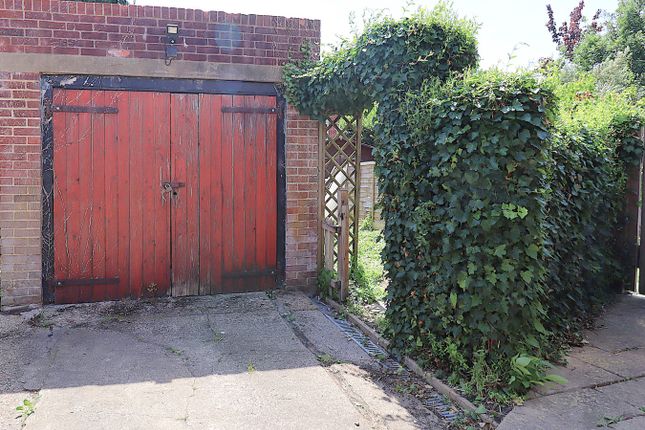 25, High View Road, FARNBOROUGH photo 2