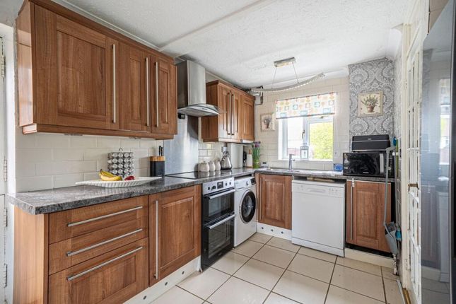 43, Hill Top Avenue, Tidworth photo 4
