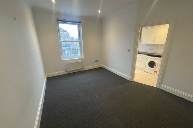 Flat to rent in High Road, London