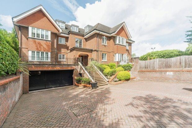 Flat to rent in Claremont Lane, Esher