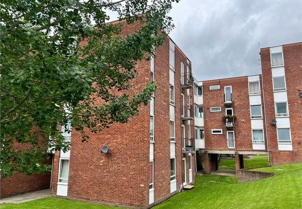 Flat to rent in Bentleigh Court, Greenstead Road, Colchester