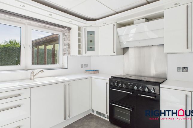 16 Badgers Way, Bradford photo 3