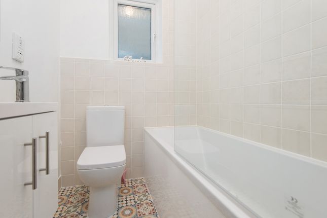 Flat 2, 148, Sunnyhill Road, London photo 4