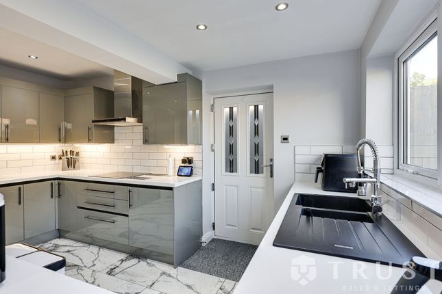 6 Beverley Gardens, Batley photo 4