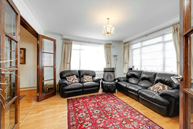 38, Linden Lea, London photo 3