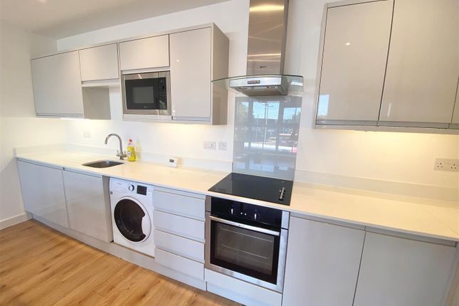 8 Albany Gate, Darkes Lane, Potters Bar photo 4