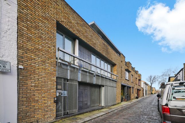 Town house to rent in Camden Mews, London