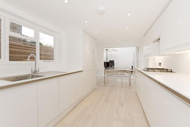 Flat for sale in Saltram Crescent, London