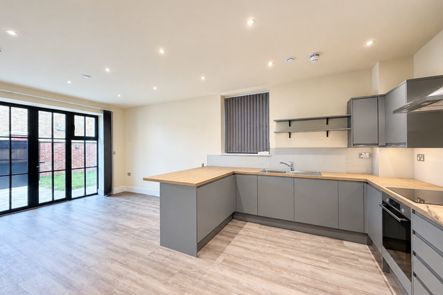 2, Carlyle Road, Ealing photo 4