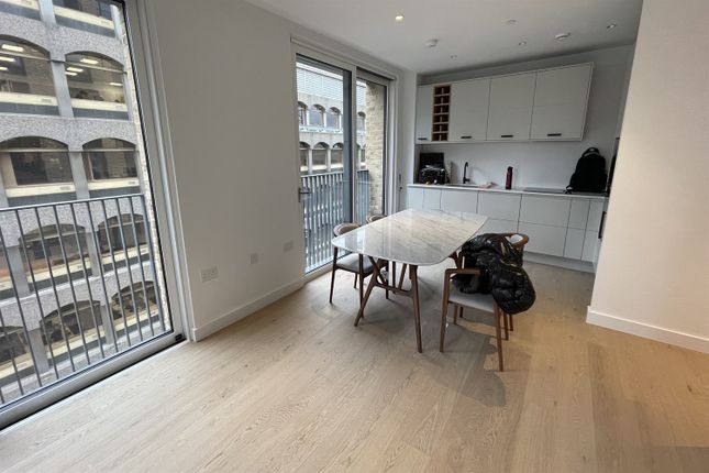 Flat 42, Signature House, London photo 4