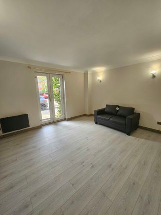 8, Fulmar Close, Surbiton photo 3