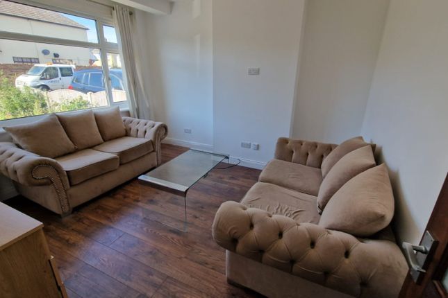 132, Auriel Avenue, Dagenham photo 5