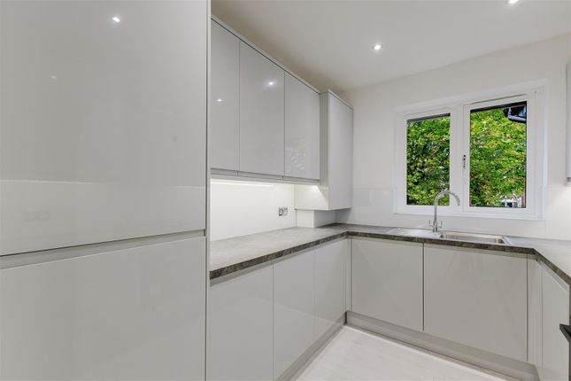 Flat 13 Kevere Court, Kewferry Drive, Northwood photo 4