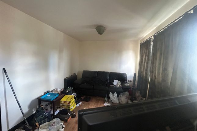 18, Valleyside, Swindon photo 4