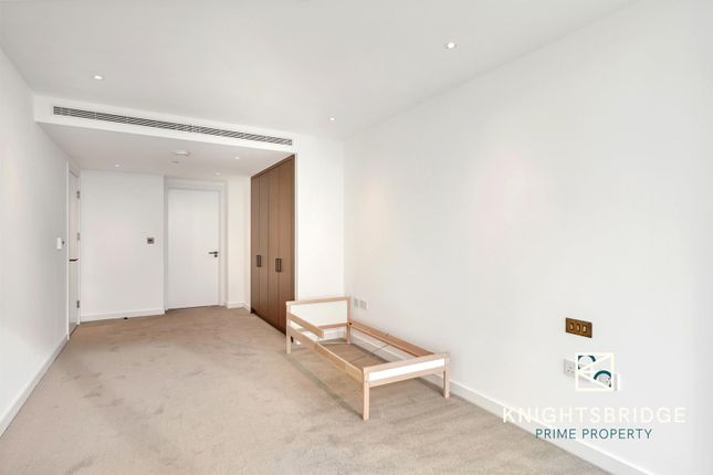 Flat for sale in Landmark Square, London