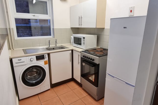 Maisonette to rent in Clarendon Park Road, Leicester