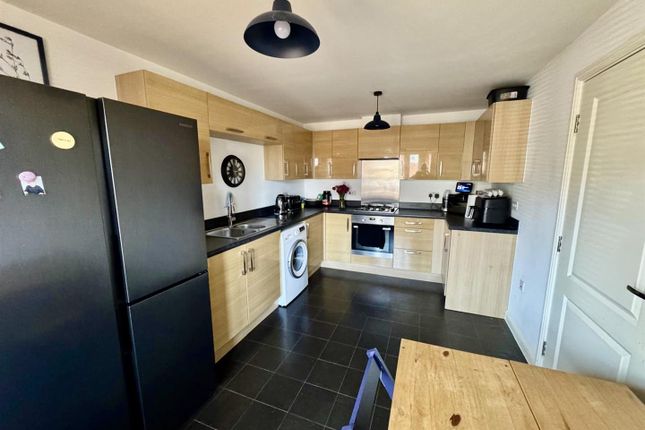 14, Carver Close, Swindon photo 4