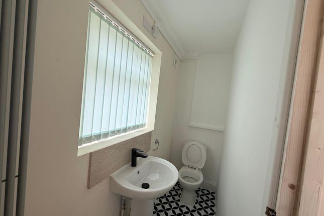 00, Wynchgate, Northolt photo 5
