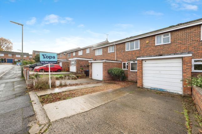 6, Moore Close, Addlestone photo 2