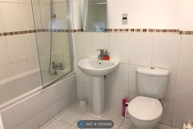 Flat, Tarragon Court Ilford, London photo 4