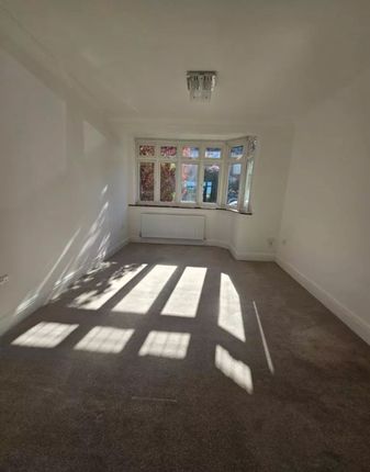 20 Downs Way, Epsom photo 5