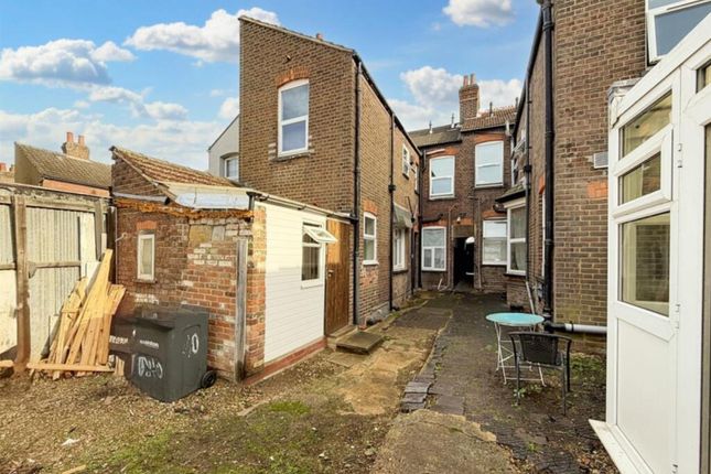 40 Lyndhurst Road, Luton photo 2