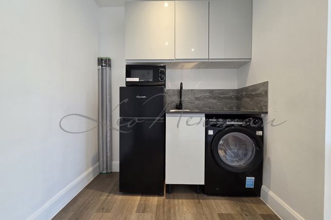 Flat 2, Room1 328, Kilburn High Road, London photo 3