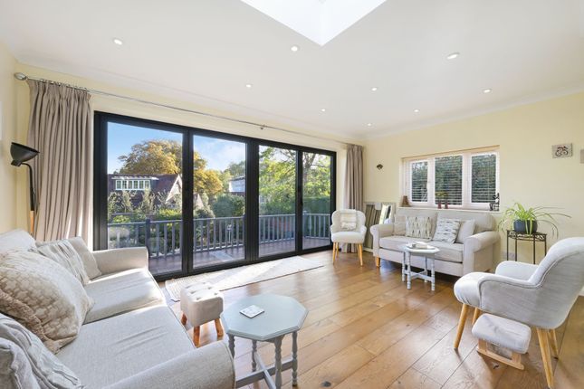25 Pine Hill, Epsom photo 2